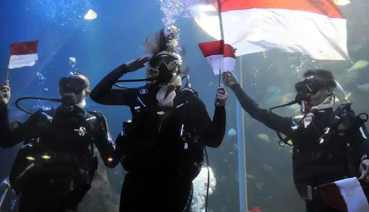 Berbagai cara mengibarkan bendera merah putih saat perayaan kemerdekaan Republik Indonesia. Salain diatas gunung, di dalam laut sering dilakukan. Chua Kotak salah satu selebriti yang pernah mengibarkan merah putih dalam air. (dok.liputan6)