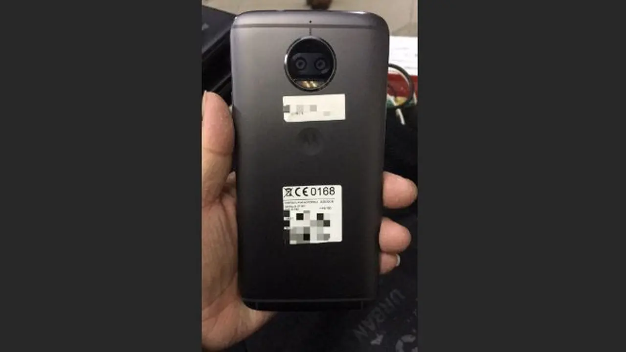 Berdasarkan bocoran foto itu, Moto X (2017) memiliki dua kamera belakang.