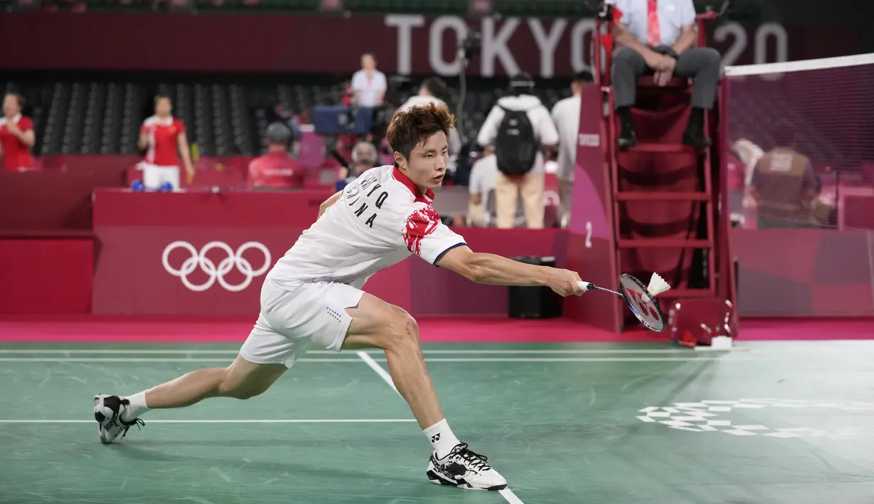 Pebulu tangkis China Yu Qi Shi saat melawan pebulu tangkis Indonesia Jonatan Christie pada pertandingan tunggal putra Olimpiade Tokyo 2020 di Tokyo, Jepang, Kamis (29/7/2021). Jonatan Christie kalah dari Yu Qi Shi. (AP Photo/Dita Alangkara)