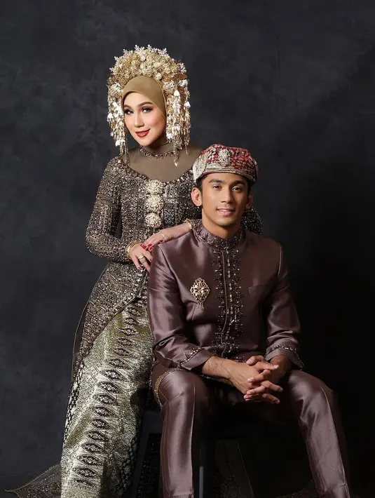 Marini Zumarnis tampil cantik dengan kebaya full payet warna hijau olive dan kain tenun songket [@marinizumarnisreal]