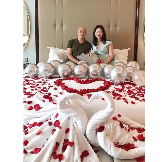 6 Momen Perayaan 10 Tahun Pernikahan Kinaryosih dan Suami, Makin Mesra