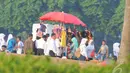 Puluhan PKL maupun pedagang asongan terlihat memadati setiap titik di kawasan Monas. Mereka tak peduli himbauan Jokowi untuk tak berdagang di kawasan Monas, Jakarta, Kamis (28/8/2014) (Liputan6.com/Herman Zakharia)