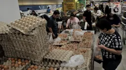 Pengunjung memborong telur di sebuah pusat perbelanjaan kawasan Kelapa Gading, Jakarta, Senin (2/3/2020). Warga berbondong-bondong membeli bahan-bahan pokok hingga masker dan hand sanitizer setelah kabar dua warga Depok positif terinfeksi virus corona. (merdeka.com/Iqbal S Nugroho)