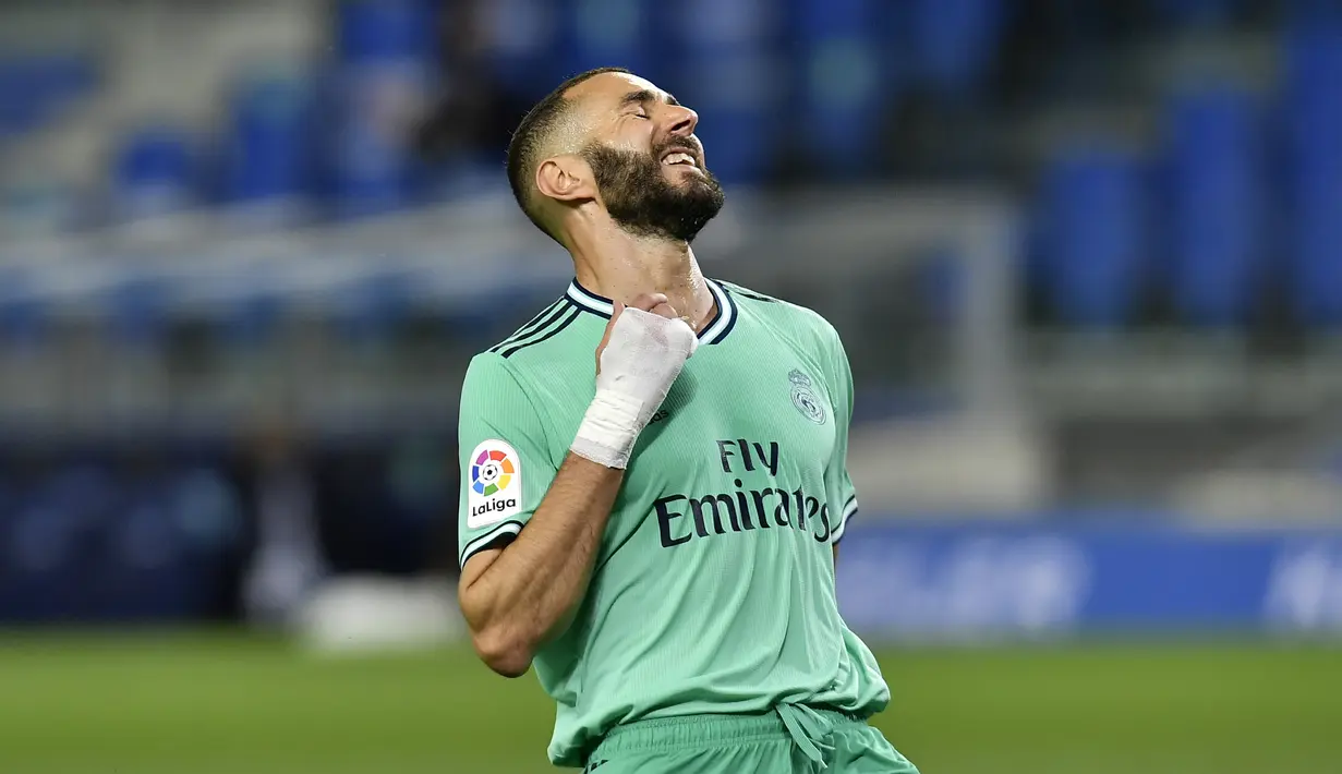 Pemain Real Madrid Karim Benzema melakukan selebrasi usai mencetak gol ke gawang Real Sociedad pada pertandingan La Liga di Stadion Anoeta, San Sebastian, Spanyol, Minggu (21/6/2020). Real Madrid memuncaki klasemen sementara La Liga usai mengalahkan Real Sociedad 2-1. (AP Photo/Alvaro Barrientos)