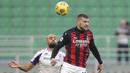Pemain AC Milan, Ante Rebic, duel udara dengan pemain Fiorentina, Sofyan Amrabat, pada laga Liga Italia di Stadion San Siro, Minggu (29/11/2020). AC Milan menang dengan skor 2-0. (AP/Luca Bruno)