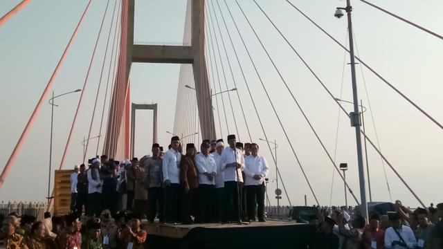 Presiden Joko Widodo (Jokowi) meresmikan pembebasan tarif Jembatan Tol Suramadu, yang menghubungkan wilayah Surabaya dan Madura, Sabtu (27/10/2018). (Titin/Merdeka.com)