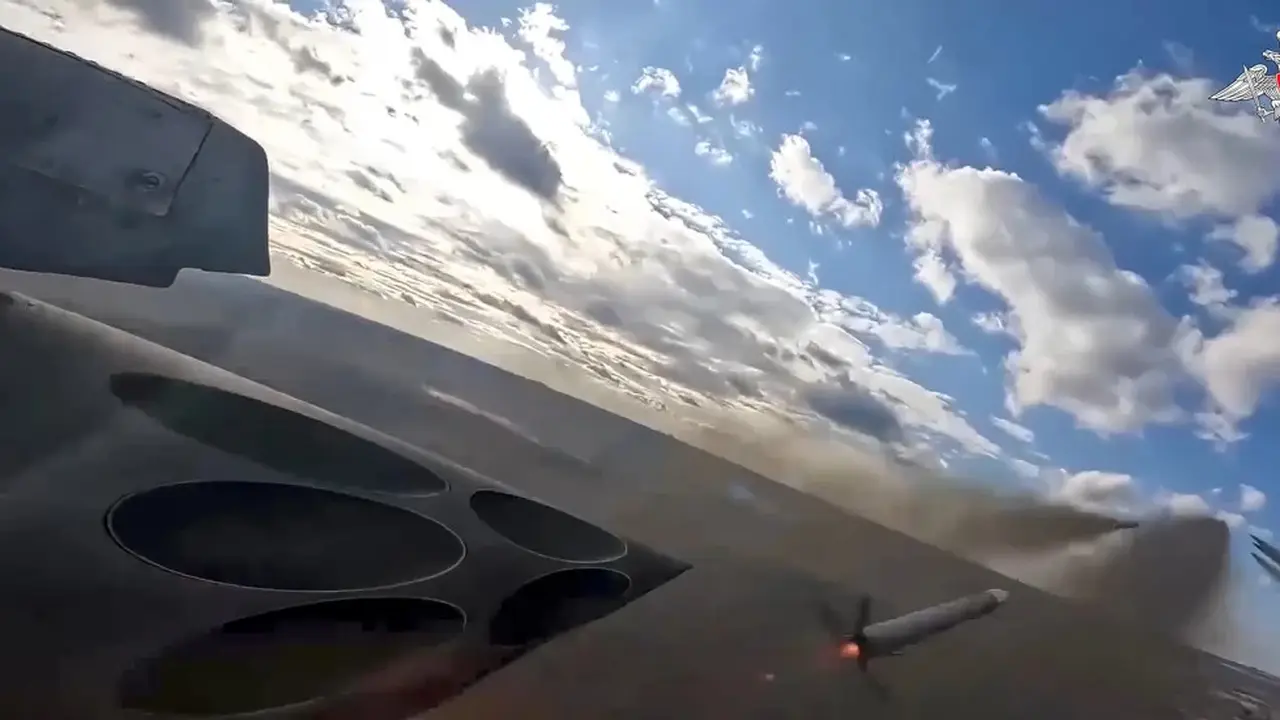 Jet serangan darat Su-25 menembakkan roket selama misi angkatan udara Rusia di Ukraina. (Layanan Pers Kementerian Pertahanan Rusia melalui AP)