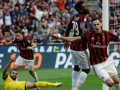 Penyerang AC Milan, Nikola Kalinic melakukan selebrasi usai mencetak gol ke gawang Udinese pada lanjutan Liga Italia di stadion San Siro, Milan, (17/9). Kalinic mencetak dua gol dan mengantar AC Milan menang 2-1 atas Udinese. (AP Photo/Luca Bruno)