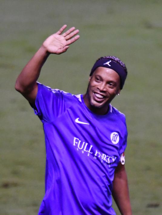 1. Ronaldinho - Baik didalam maupun diluar lapangan hijau, Legenda Barcelona tersebut terkenal dengan keramahan dan mengumbar senyum. Namun dibalik itu semua, mantan pemain PSG tersebut doyan mengadakan pesta hingga larut malam. (AFP/Ezequiel Becerra)