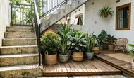 8 Ide Taman Mini di Bawah Tangga Luar Rumah, Inspirasi Area Hijau yang Bebas Lembap