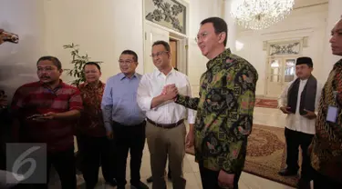 Gubernur DKI Basuki T Purnama atau Ahok dan Cagub DKI, Anies Baswedan melakukan salam komando sebagai bentuk persahabatan di Balai Kota DKI Jakarta, Kamis (20/4). Kedatangan Anies ke Balai Kota untuk menemui Ahok. (Liputan6.com/Faizal Fanani)