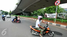 Aksi pemotor melawan arus masih saja terjadi meski sudah terpasang spanduk besar larangan melawan arus di putaran Kalibata, Jakarta, Rabu (16/12/2015). (Liputan6.com/Yoppy Renato)