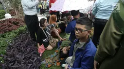Petugas medis dibantu warga mengevakuasi korban ambruknya balkon BEI di Jakarta, Senin (15/1). Puluhan korban dievakuasi ke rumah sakit terdekat, yaitu RS Siloam dan RS Mintoharjo. (Liputan6.com/Arya Manggala)