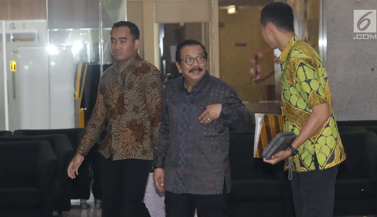 Mantan Gubernur Jatim, Soekarwo (tengah) berjalan keluar gedung KPK, Jakarta, Rabu (28/8/2019). Soekarwo diperiksa sebagai saksi dugaan korupsi pembahasan, dan pengesahan APBD/APBD P Kab Tulungagung 2015-2018 dengan tersangka Ketua DPRD Tulungagung, Supriyono. (Liputan6.com/Helmi Fithriansyah)