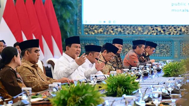 Presiden Prabowo Subianto saat berdiskusi dengan tokoh lintas agama, kelompok agama, hingga pimpinan partai politik (parpol) di Kompleks Istana Kepresidenan Jakarta.