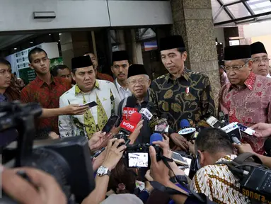 Presiden Joko Widodo memberikan keterangan kepada awak media saat menyambangi kantor PBNU di Jalan Kramat Raya, Jakarta, Senin (7/11). Kedatangan Jokowi tersebut untuk melakukan silaturahmi dengan pimpinan ormas Islam. (Liputan6.com/Faizal Fanani)
