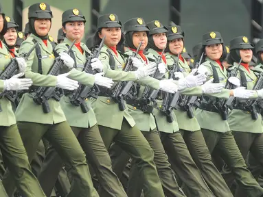 Personel Korps Wanita Tentara Nasional Indonesia Angkatan Darat (TNI AD) saat melakukan defile gladi bersih HUT TNI ke-79 di Lapangan Monumen Nasional (Monas) Jakarta, Kamis (3/10/2024). (merdeka.com/Arie Basuki)