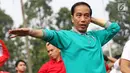 Presiden Jokowi saat mengikuti senam pagi bersama di halaman Istana Bogor, Jawa Barat, Sabtu (12/8). Program penguatan pendidikan Pancasila ini diselenggarakan oleh Unit Kerja Presiden Pembinaan Ideologi Pancasila. (Liputan6.com/Angga Yuniar)