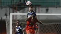 Bek Persib Bandung, Nick Kuipers (atas), duel udara dengan pemain Persiraja Banda Aceh, Gabriel do Carmo, dalam pertandingan Babak Penyisihan Piala Menpora 2021 Grup D di Stadion Maguwoharjo, Jumat, (2/4/2021).  (Foto: Bola.com/M Iqbal Ichsan)