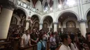 Kedua adalah Misa Keluarga yang digelar pukul 11.00 WIB dan dipimpin oleh Romo Yohanes Deodatus, SJ. Tampak dalam foto, umat Katolik saat mengikuti Misa Pontifikal Natal di Gereja Katedral Jakarta, Kamis (25/12/2025). (Kapanlagi.com/Budy Santoso)