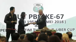 Ketua Harian PBSI, Alex Tirta, memberikan nasi tumpeng kepada perwakilan tim Thomas dan Uber saat pelepasan di Hotel Century, Senayan, Selasa (8/5/2018). Acara pelepasan tersebut sekaligus merayakan ulang tahun PBSI ke 67. (Bola.com/M Iqbal Ichsan)