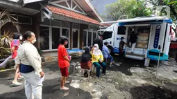 Warga mengantre membayar pajak bumi dan bangunan (PBB) dalam kegiatan program Pajak Keliling Depok Bersama dan Terpadu (PALING D'BEST) di kawasan Cinere, Depok, Senin (22/8/2022). Program PALING D'BEST adalah memberikan kemudahan bagi masyarakat dengan membebaskan denda PBB sampai tahun 2022 dan pengajuan penghapusan  pengurangan pembayaran pokok PBB. (merdeka.com/Arie Basuki)