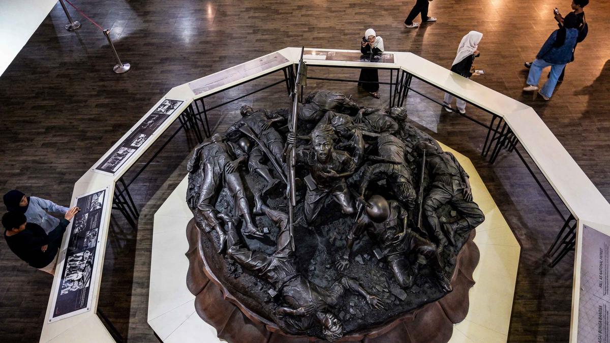 Night at The Museum Hadir Lagi di Tugu Pahlawan Surabaya, Seperti Ini Potret Keseruannya