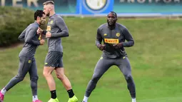 Pemain Inter Milan Antonio Candreva, Milan Skriniar dan Romelu Lukaku melakukan pemanasan saat latihan di pusat pelatihan Suning di Appiano Gentile, Como, Italia (22/10/2019). Inter akan bertanding melawan wakil Jerman, Borussia Dortmund pada grup F Liga Champions. (AFP/Miguel Medina)