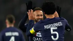 Pemain Paris Saint-Germain (PSG) Marquinhos (depan) merayakan dengan rekan setimnya Neymar usai mencetak gol ke gawang Strasbourg pada pertandingan sepak bola Liga Prancis di Parc des Princes, Paris, Prancis, 28 Desember 2022. PSG mengalahkan Strasbourg dengan skor 2-1. (AP Photo/Thibault Camus)