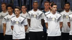 Para pemain Jerman memperkenalkan jersey yang akan digunakan untuk Piala Dunia 2018 di Berlin, Selasa (7/11/2017). Dengan jersey ini Der Panser akan berjuang mempertahankan gelar juara dunia. (AFP/Odd Andersen)
