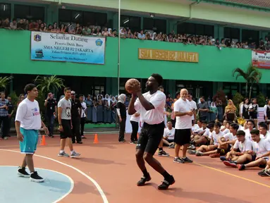 Pemain NBA dari Boston Celtics, Jaylen Brown memberikan coaching clinics untuk siswa-siswi di SMAN 82 Jakarta, Kamis (26/7). Kegiatan tersebut untuk memperkenalkan olahraga basket bagi anak-anak. (Liputan6.com/Arya Manggala)