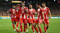 Pemain Bayern Munchen, Michael Olise (tengah), berlari merayakan gol yang dicetaknya ke gawang Boca Juniors pada lanjutan Piala Dunia Antarklub 2025 di Stadion Hard Rock, Miami, Sabtu (21/6/2025) pagi WIB. (Patricia DE MELO MOREIRA / AFP)