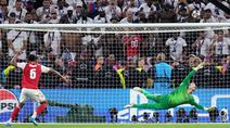 Tendangan penalti pemain Arsenal, Gabriel Magalhaes, melambung di atas mistar gawang kiper PSG, Matvey Safonov, pada final Liga Champions di Stadion Puskas Arena, Sabtu (30/5/2026). (AP Photo/Petr Josek)