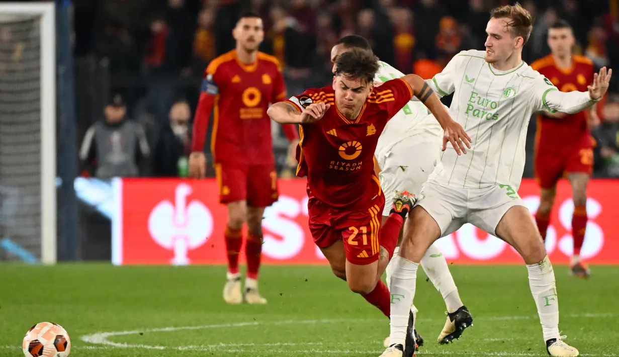 Laga berlanjut hingga ke babak adu penalti. Dan AS Roma berhasil menang dengan skor 4-2. (Alberto PIZZOLI/AFP)