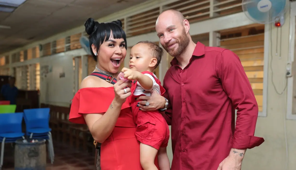 "Tadi dia agak sedikit bingung, kok mereka responnya begitu. Mungkin Chloe enggak terbiasa, nanti di rumah akan aku jelasin cuma mungkin namanya masih 6 tahun belum ngerti," kata Melaney Ricardo. (Adrian Putra/Bintang.com)