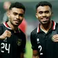 Pemain Timnas Indonesia, Yance Sayuri dan Yakob Sayuri, foto bersama setelah melawan Burundi pada pertandingan kedua FIFA Matchday di Stadion Patriot Candrabhaga, Bekasi, Selasa (28/3/2023). Kedua tim bermain imbang 2-2. (Bola.com/M Iqbal Ichsan)