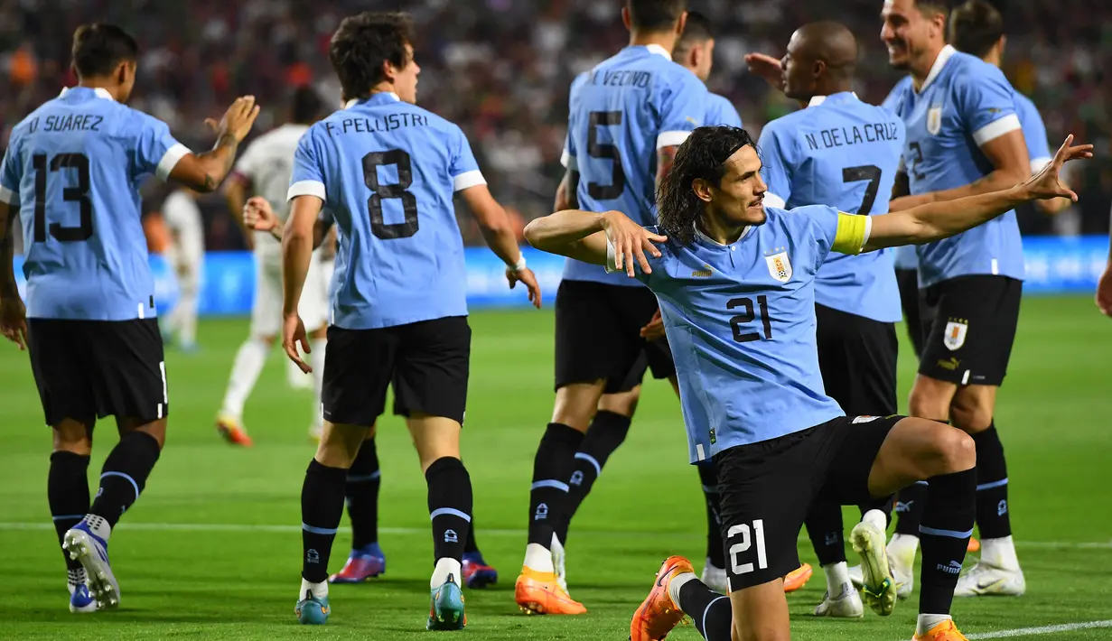 Edinson Cavani. Striker berusia 35 tahun yang baru bergabung dengan Valencia pada awal musim 2022/2023 usai meninggalkan Manchester United ini juga tercatat telah mengoleksi 133 caps bersama Timnas Uruguay dengan torehan 58 gol dan 17 assist sejak melakukan debut pada 26 Februari 2008. Di ajang Piala Dunia ia juga telah tampil dalam 3 edisi mulai 2010 hingga 2018 dan total bermain dalam 14 laga dengan torehan 5 gol dan 2 assist. (AFP/Patrick T. Fallon)