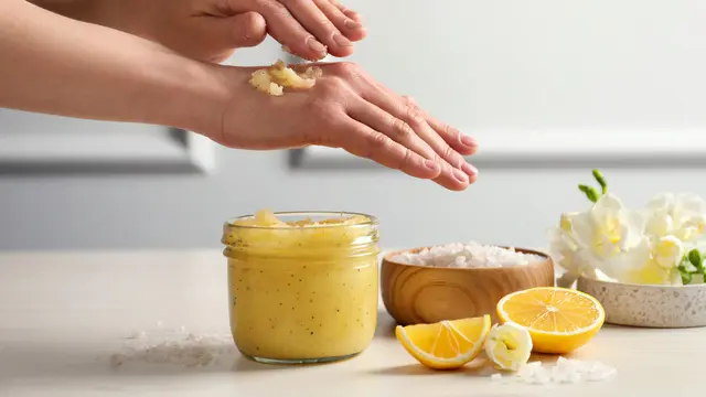 Kriteria Body Scrub untuk Cerahkan Kulit dan Tips Penggunaan untuk Maksimalkan Perawatan Tubuh