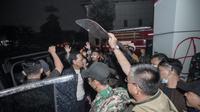Ditengah aksi massa,&nbsp;terdapat momen kedatangan&nbsp;Gubernur DIY sekaligus Raja Keraton Yogyakarta Sri Sultan Hamengku Buwono X. (Antara)
