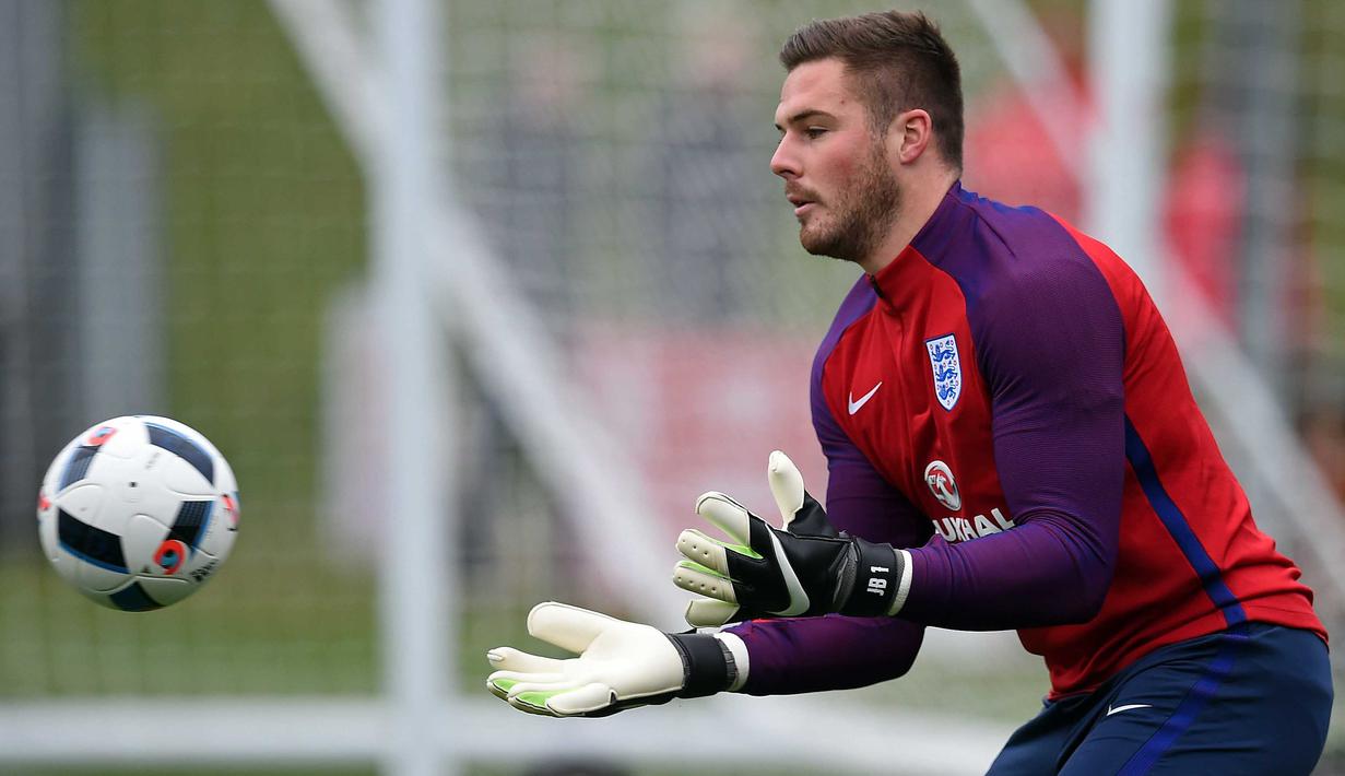 Jack Butland, kiper Stoke City ini menggeser posisi Joe Hart saat menjadi starter pada laga melawan Jerman hingga ditandu keluar lapangan akibat cedera di Olympiastadion, Berlin, Minggu (27/3/2016) dini hari WIB. (AFP/Paul Ellis)
