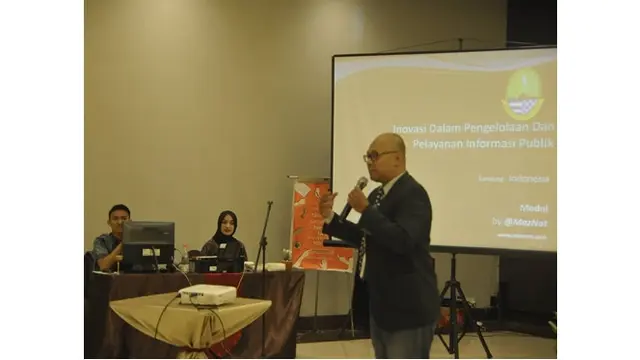 Bukan Seleb TikTok, Ini 6 Potret Santyka Fauziah Kekasih Sule saat Kerja Kantoran