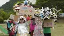 <p>Aktivis lingkungan menggelar peragaan busana yyang terbuat dari plastik untuk memperingati Hari Bumi di Seoul, Korea Selatan, Senin (22/4/2024). (AP Photo/Ahn Young-joon)</p>