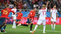 Striker Spanyol, Iago Aspas, merayakan gol yang dicetaknya ke gawang Maroko pada laga grup B Piala Dunia di Kaliningrad, Senin (25/6/2018). Gol ini tercipta pada menit ‘90+1 atau masa injury time. (AFP/Patrick Hertzog)