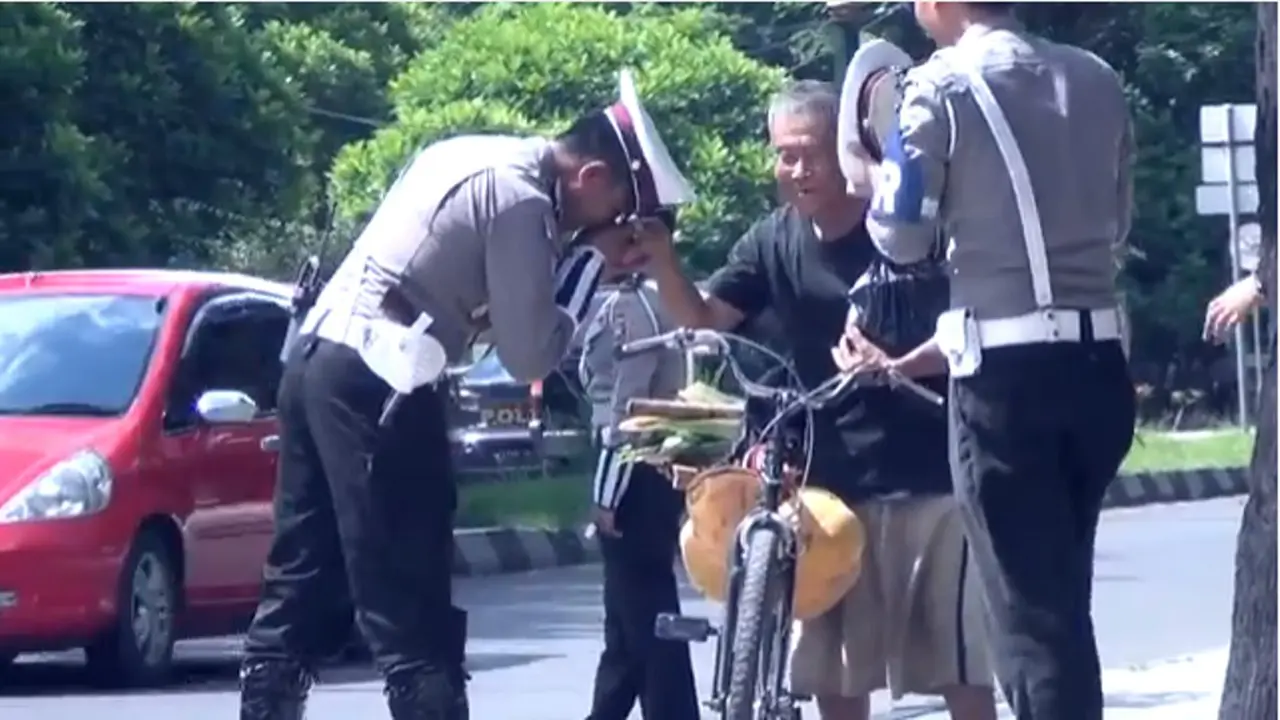 Cium Tangan Kaum Duafa, Polisi NTB Buat Jutaan Netizen Nangis