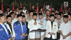 Capres yang juga Ketua Umum Partai Gerindra, Prabowo Subianto dan cawapres Sandiaga Uno memberikan keterangan pers saat deklarasi capres-cawapres di Kertanegara, Jakarta, Kamis (9/8). (Merdeka.com/Iqbal S Nugroho)