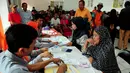 PT Pos Indonesia Cabang Rawamangun menyalurkan Program Simpanan Keluarga Sejahtera (PSKS) sebesar Rp 200 ribu perbulan, Jakarta, Rabu (19/11/2014). (Liputan6.com/Johan Tallo)