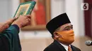 Kepala Badan Pelindungan Pekerja Migran Indonesia (BP2MI) Benny Rhamdani mengucapkan sumpah jabatan saat dilantik di Istana Negara, Jakarta, Rabu (15/4/2020). Presiden Joko Widodo resmi melantik Benny Rhamdani menjadi Kepala BP2MI. (Antarafoto/Hafidz Mubarak/Pool)