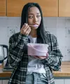 Mengenali perbedaan lapar fisik dan emotional eating dalam aktivitas harian. [Dok/Pexels.com/Alena Darmel].