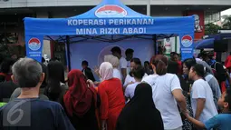 Suasana keramaian pasar ikan murah di Pelataran Parkir Sarinah, Thamrin, Jakarta Pusat, Minggu (26/6). Kementerian KKP juga memberi kesempatan kepada pelaku usaha rumahan untuk berkreasi menghasilkan olahan ikan. (Liputan6.com/Gempur M Surya)