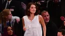 Bella Hadid bahkan sempat mengganti bajunya dengan Jersey Knicks lho! (Getty Images/Cosmopolitan)